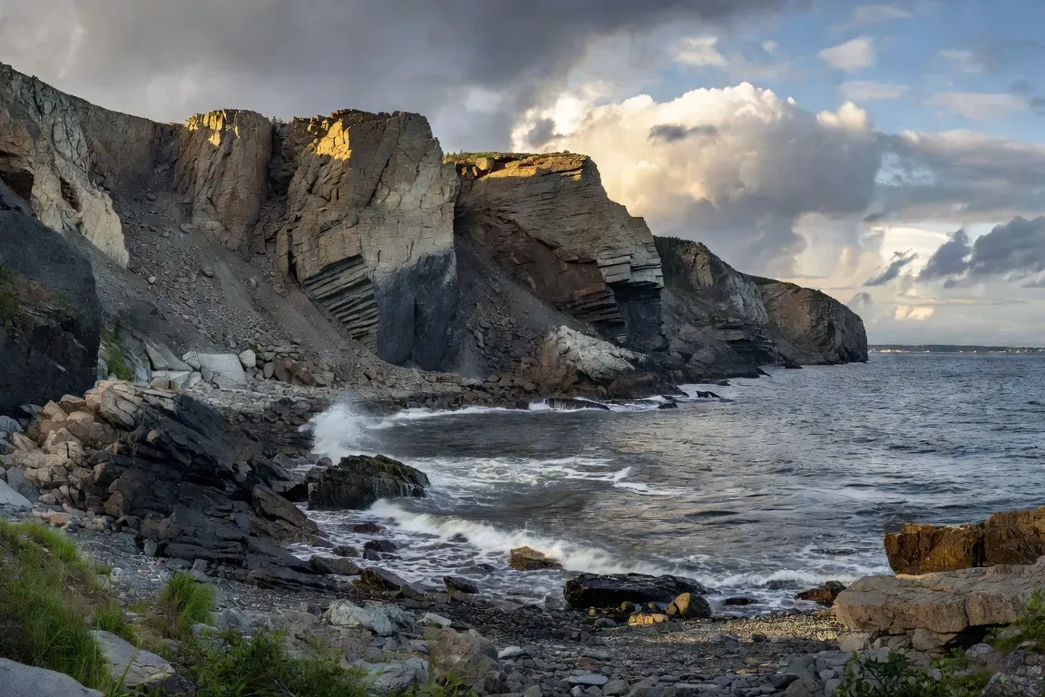 Les falaises spectaculaires du Charlevoix au bord du Saint-Laurent