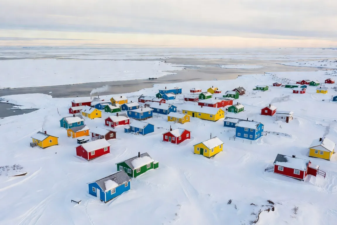 Puvirnituq et ses maisons colorées au bord de la Baie d'Hudson en hiver