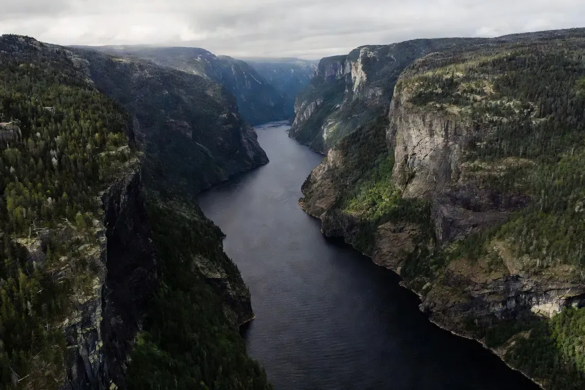 Le fjord du Saguenay vu des airs, grandiose et sauvage